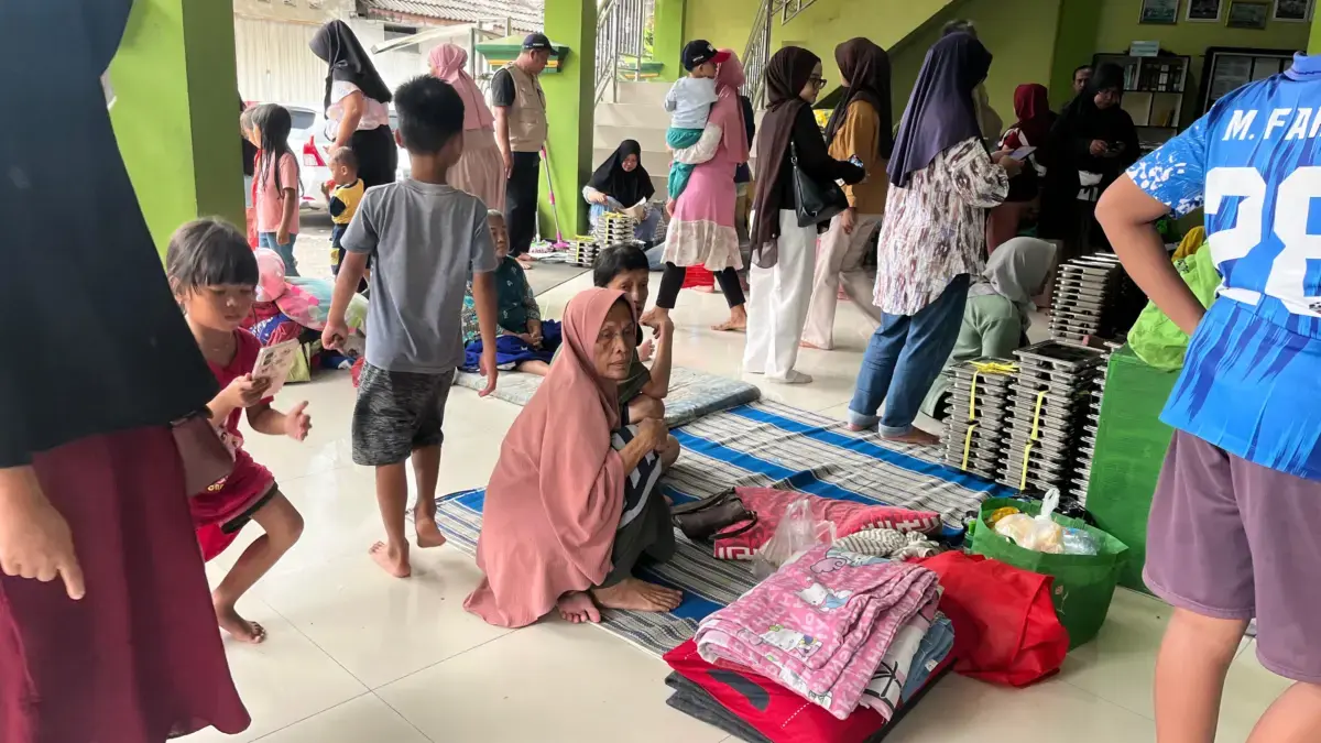 Warga terdampak banjir Perumahan Karaba Terima MBG