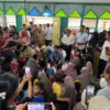 Wakil Presiden RI Gibran Rakabuming Raka mengunjungi tempat pengungsian banjir di Kabupaten Bekasi