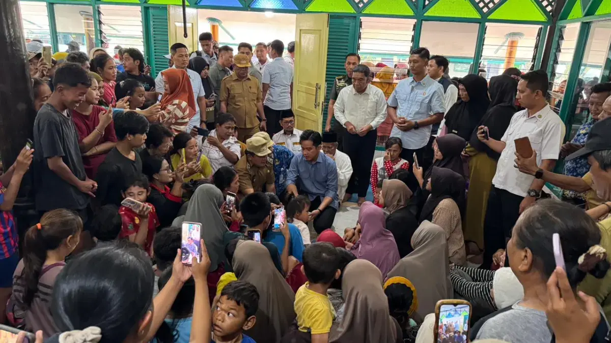 Wakil Presiden RI Gibran Rakabuming Raka mengunjungi tempat pengungsian banjir di Kabupaten Bekasi