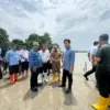 Wakil Presiden Gibran Rakabuming Raka meninjau langsung banjir di Tambun Utara