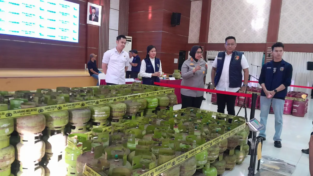 Polres Metro Bekasi mengungkap praktik penyalahgunaan gas bersubsidi di Desa Sukasejati, Kecamatan Cikarang Se