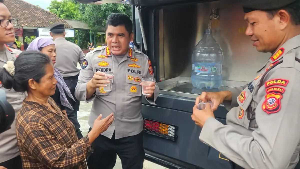 Polisi bawa alat canggih penetral air kotor menjadi air bersih layak dan aman untuk dikonsumsi bagi warga