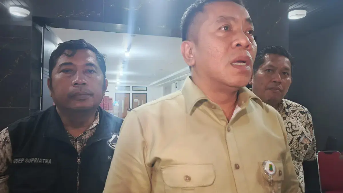 Banjir di Karawang Mulai Surut, Tersisa Lima Kecamatan Terdampak Bupati Karawang Aep Syaepuloh ditemani Kepala BPBD Karawang