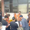 Polres Karawang menggelar rekonstruksi kasus pengeroyokan terhadap seorang anak disabilitas hingga tewas.