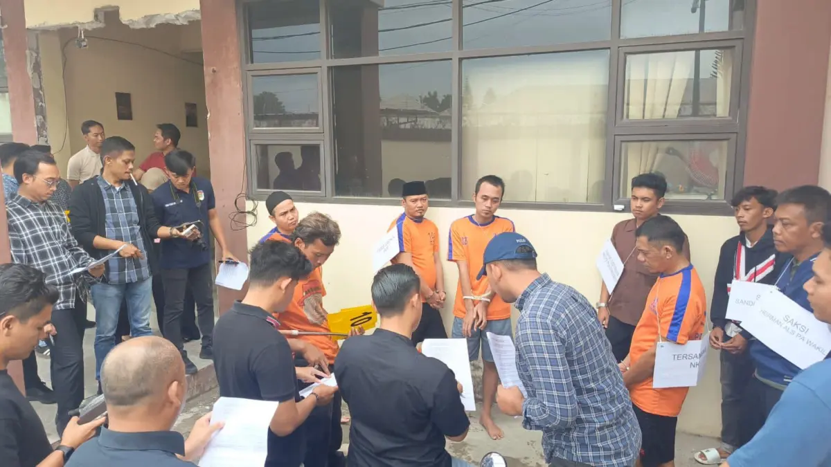 Polres Karawang menggelar rekonstruksi kasus pengeroyokan terhadap seorang anak disabilitas hingga tewas.