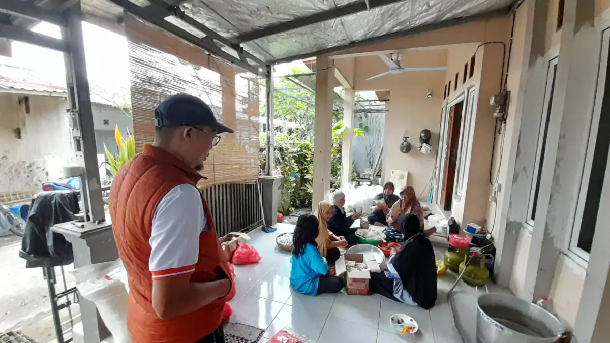 Banjir Rendam Karang Asih, Dapur Umum Salurkan Ribuan Porsi Makanan untuk Warga Dapur Umum Karang Asih Layani Korban Banjir, Distribusikan Hingga 1.500 Porsi per Hari