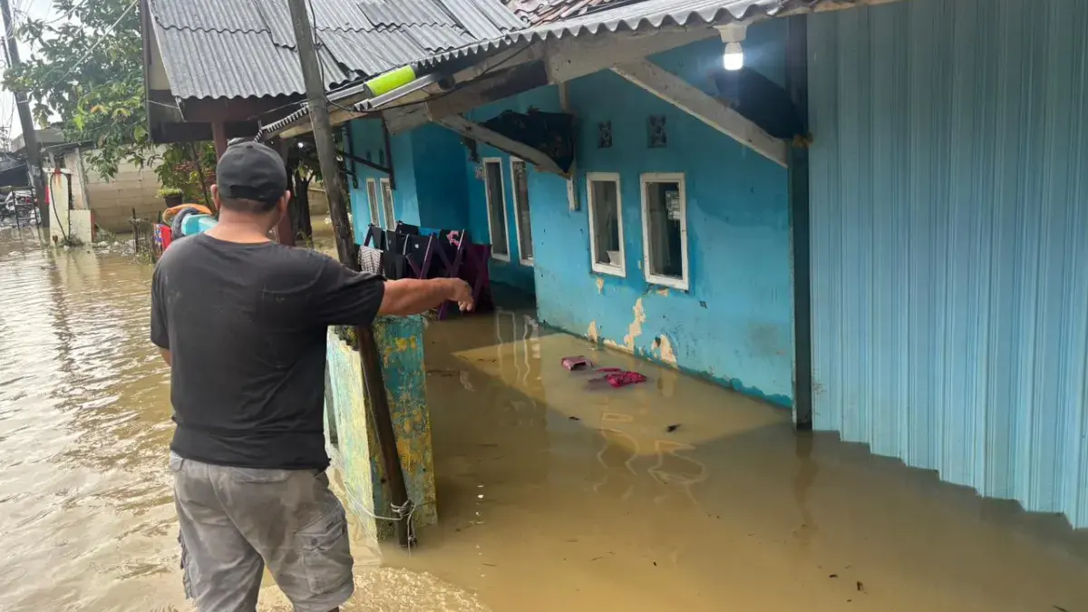 Diduga Terpeleset, Lansia di Karangligar Tewas Tenggelam saat Banjir Lansia di Karawang Tewas Tenggelam