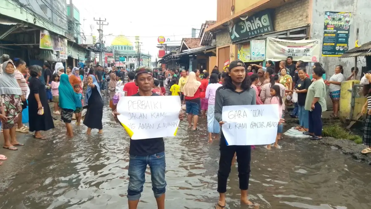 Tiga Tahun Menunggu Janji, Warga di Cikarang Utara Tutup Jalan Warga Cikarang Utara Tutup Jalan
