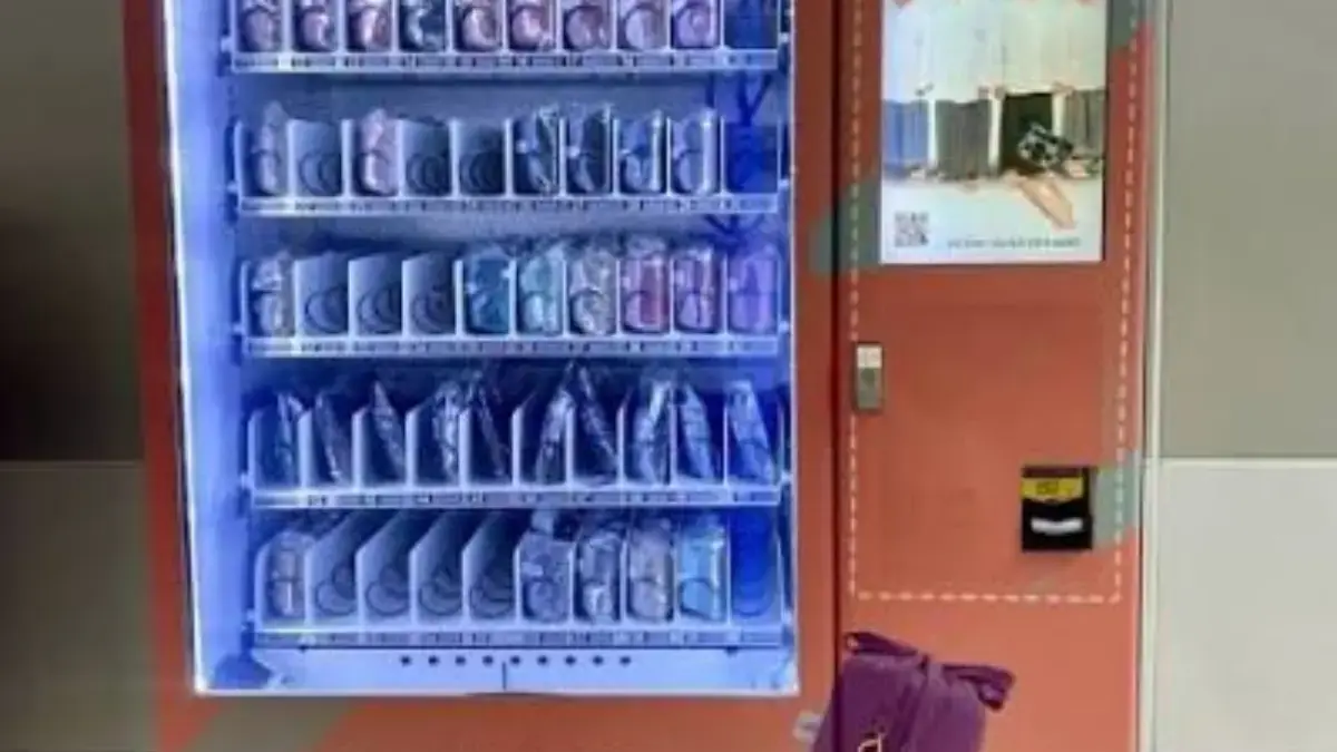 MANTAP! Belanja Sekali Tekan: Dari Minuman Dingin sampai Mukena Ada di Vending Machine Vending Machine