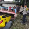 Honda Brio Kuning Nyemplung ke Kali Apor Rengasdengklok