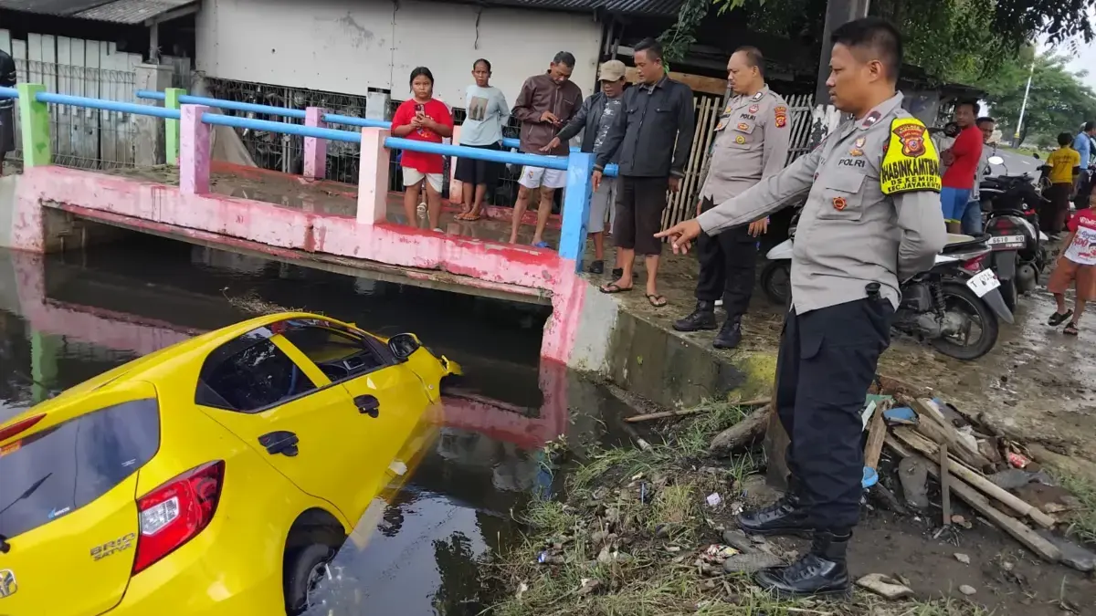 Honda Brio Kuning Nyemplung ke Kali Apor Rengasdengklok