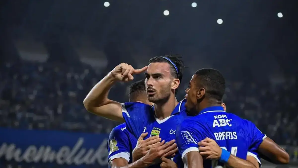 Penyerang Persib Andrew Jung Cetak Gol Ke Gawang Persis Solo