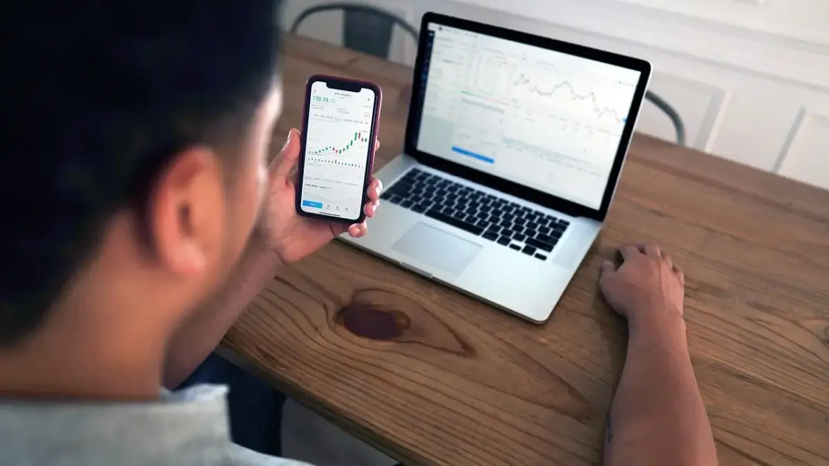 Tekanan jual besar membuat IHSG anjlok tajam sejak pembukaan perdagangan, dipicu sentimen negatif pasar usai p