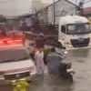 Pengendara motor mendorong kendaraan saat banjir menggenangi Jalan Raya Imam Bonjol, Telagamurni, Cikarang Bar