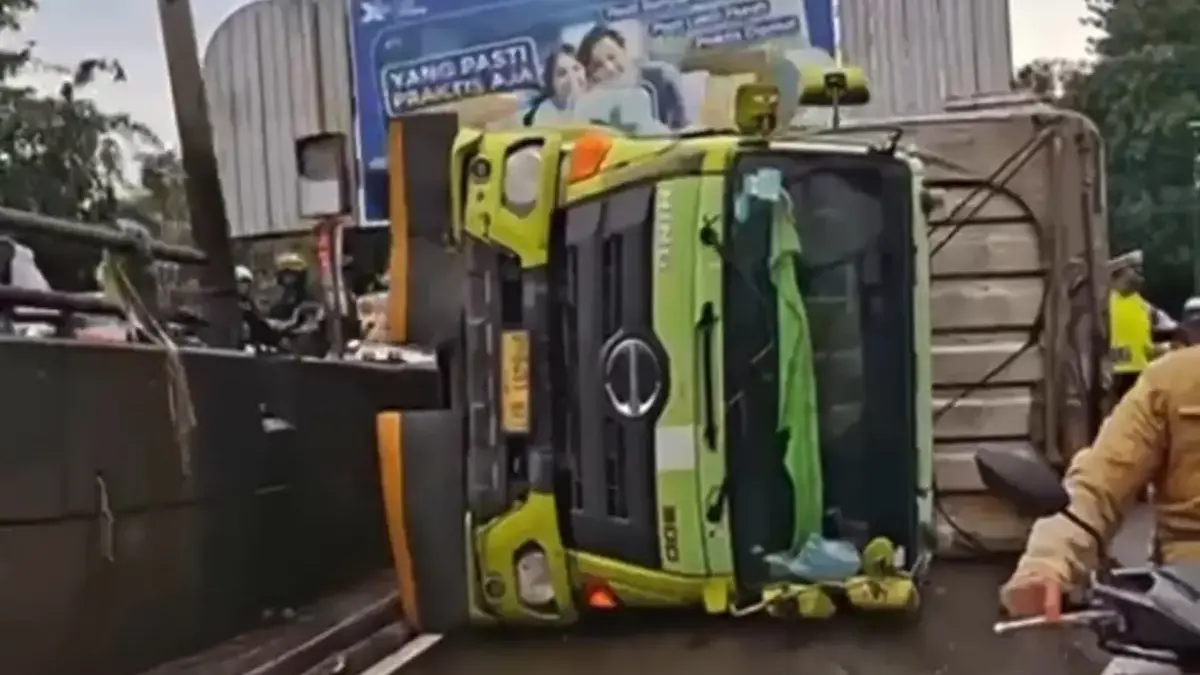 Truk milik PT Sumisho Global Logistics terguling di depan Pollux Mall Cikarang, Jalan Raya Cikarang–Cibarusah,