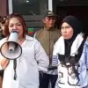 Warga Perumahan Puri Nirwana Residence berdialog dengan pihak pengembang usai aksi unjuk rasa menuntut solusi