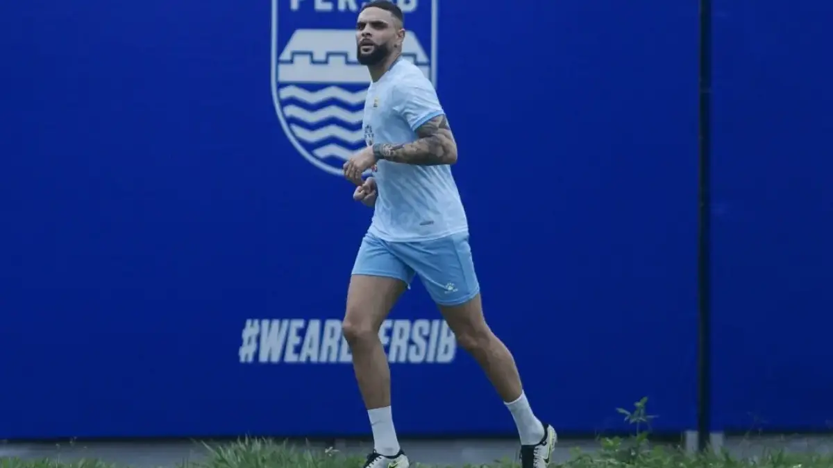 Pemain anyar Persib Bandung, Lavyin Kurzawa, masih fokus menjalani latihan intensif sebelum bisa diturunkan da