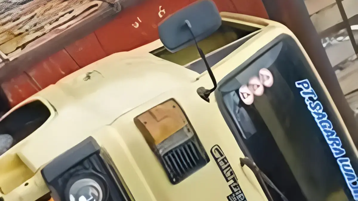 Sebuah mobil truk pengangkut sampah mengalami kecelakaan hingga terguling di kawasan Tempat Pembuangan Akhir (