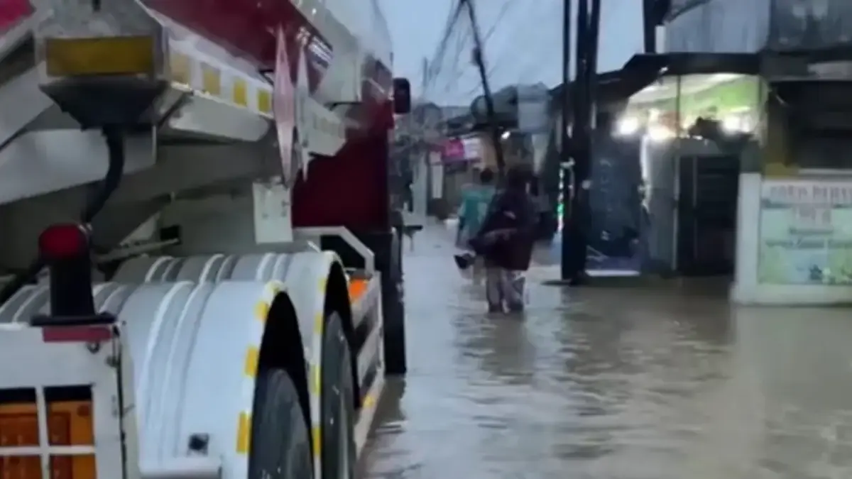 Banjir setinggi 1,5 meter merendam permukiman warga di Cikarang Utara, Bekasi.