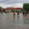 Banjir memaksa SMPN 4 Cikarang Barat menghentikan pembelajaran tatap muka.