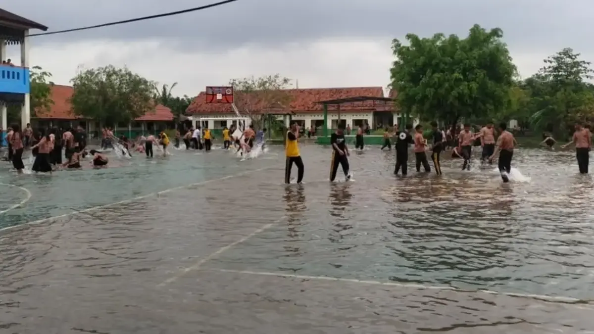 Banjir memaksa SMPN 4 Cikarang Barat menghentikan pembelajaran tatap muka.