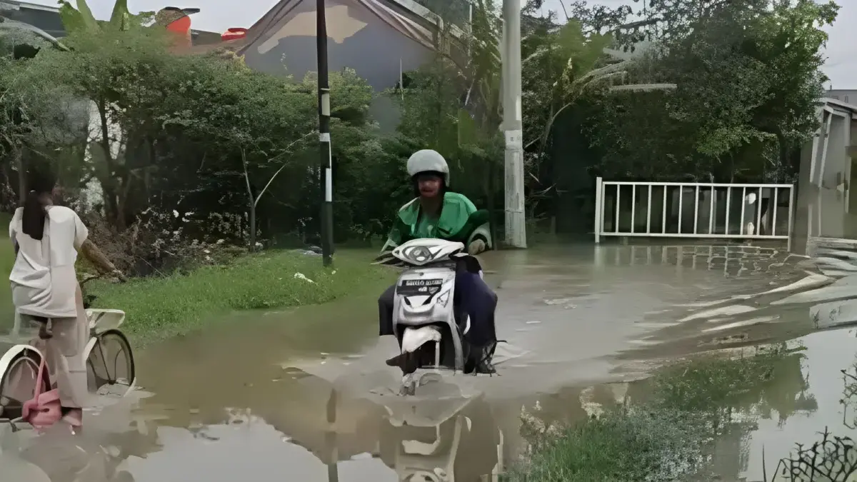 Curah hujan tinggi di musim penghujan meningkatkan risiko banjir di berbagai wilayah.