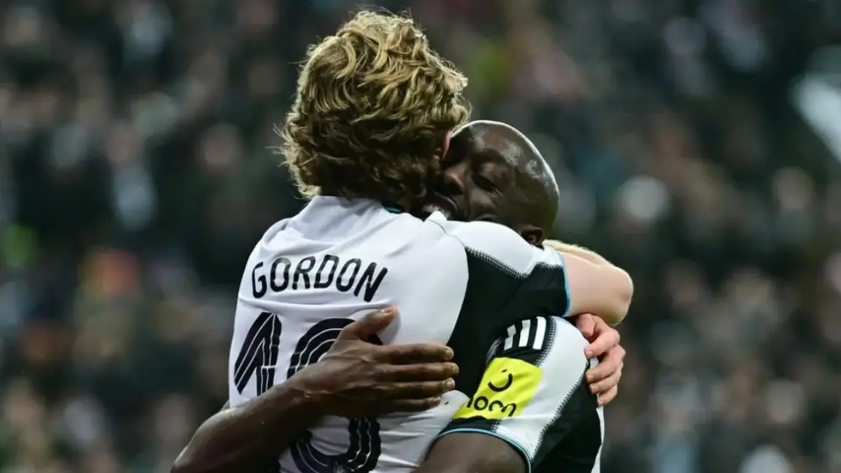 Newcastle tampil cemerlang saat menekan PSV Eindhoven, memanfaatkan kecepatan Yoane Wissa dan Anthony Gordon.