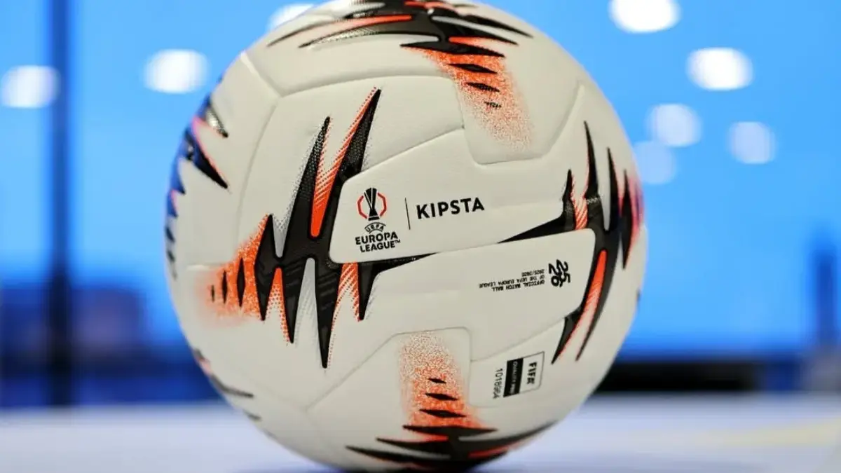 Menang dan lolos, tapi emosi memanas Unai Emery dan Tielemans terlibat ketegangan di pinggir lapangan.