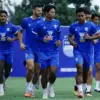 Petugas kepolisian bersiaga dalam persiapan pengamanan laga Persis Solo kontra Persib Bandung di Stadion Manah
