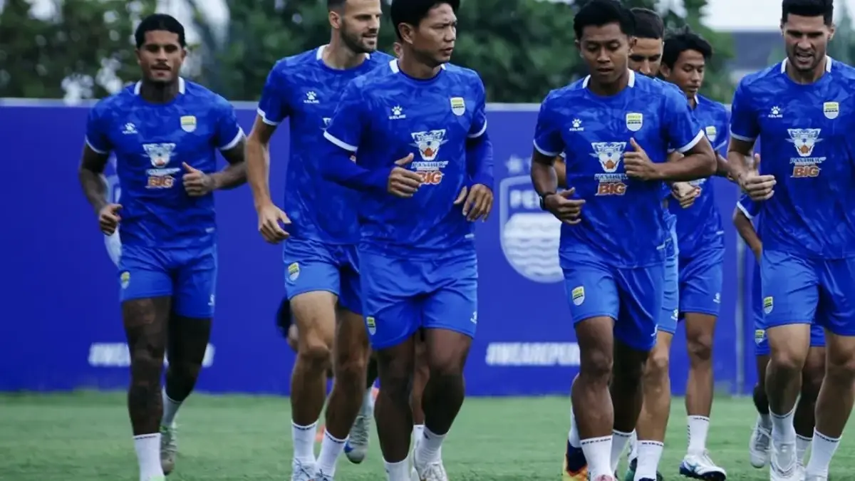 Petugas kepolisian bersiaga dalam persiapan pengamanan laga Persis Solo kontra Persib Bandung di Stadion Manah