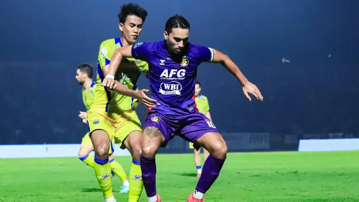 Ezra Walian saat berduel dengan Kakang Rudianto