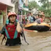Warga menggunakan alat pelindung diri saat proses evakuasi banjir guna meminimalkan risiko kesehatan dan ceder