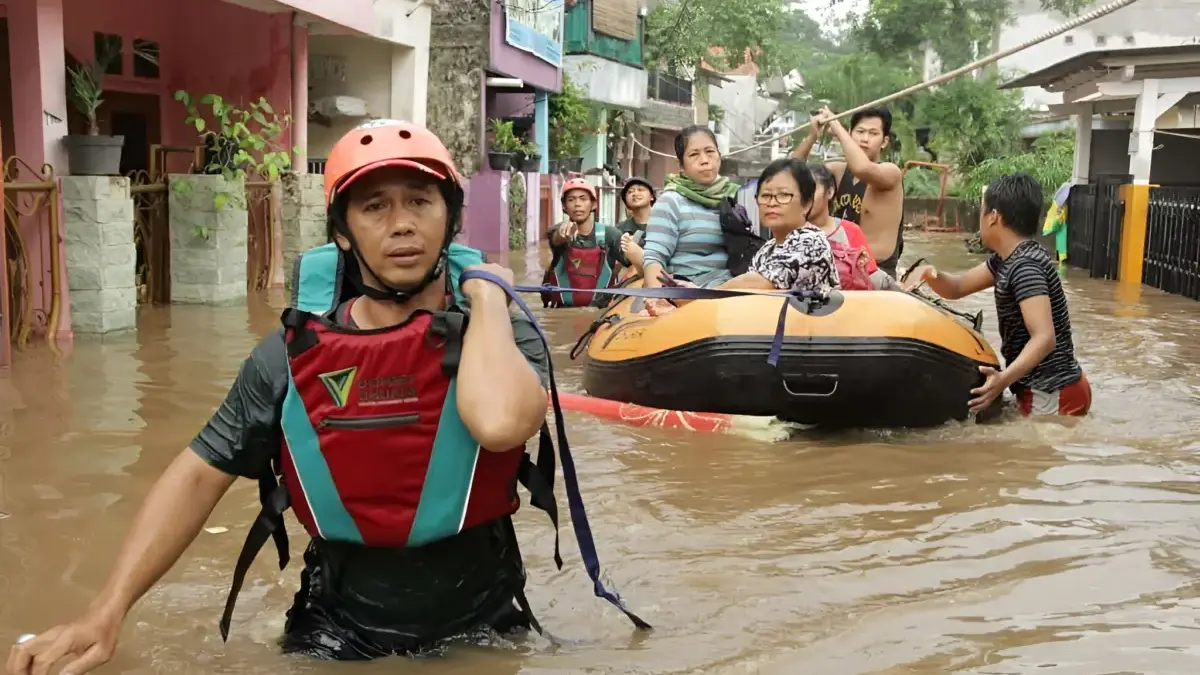 Warga menggunakan alat pelindung diri saat proses evakuasi banjir guna meminimalkan risiko kesehatan dan ceder