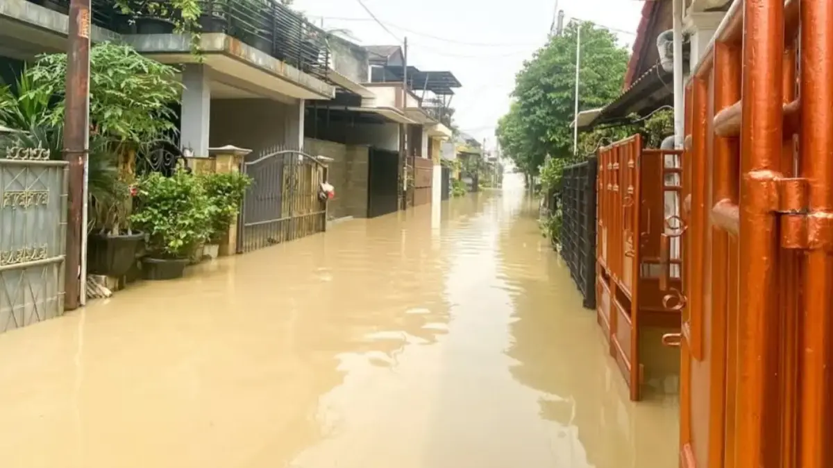 Banjir merendam permukiman warga di Kabupaten Bekasi.