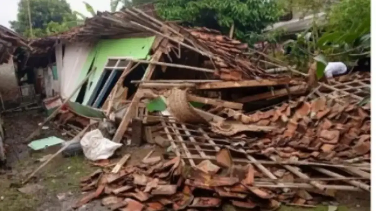Ambruknya Rumah Acung Saat Hujan dan Angin Ribut Menerjang Kutawaluya Rumah ambruk