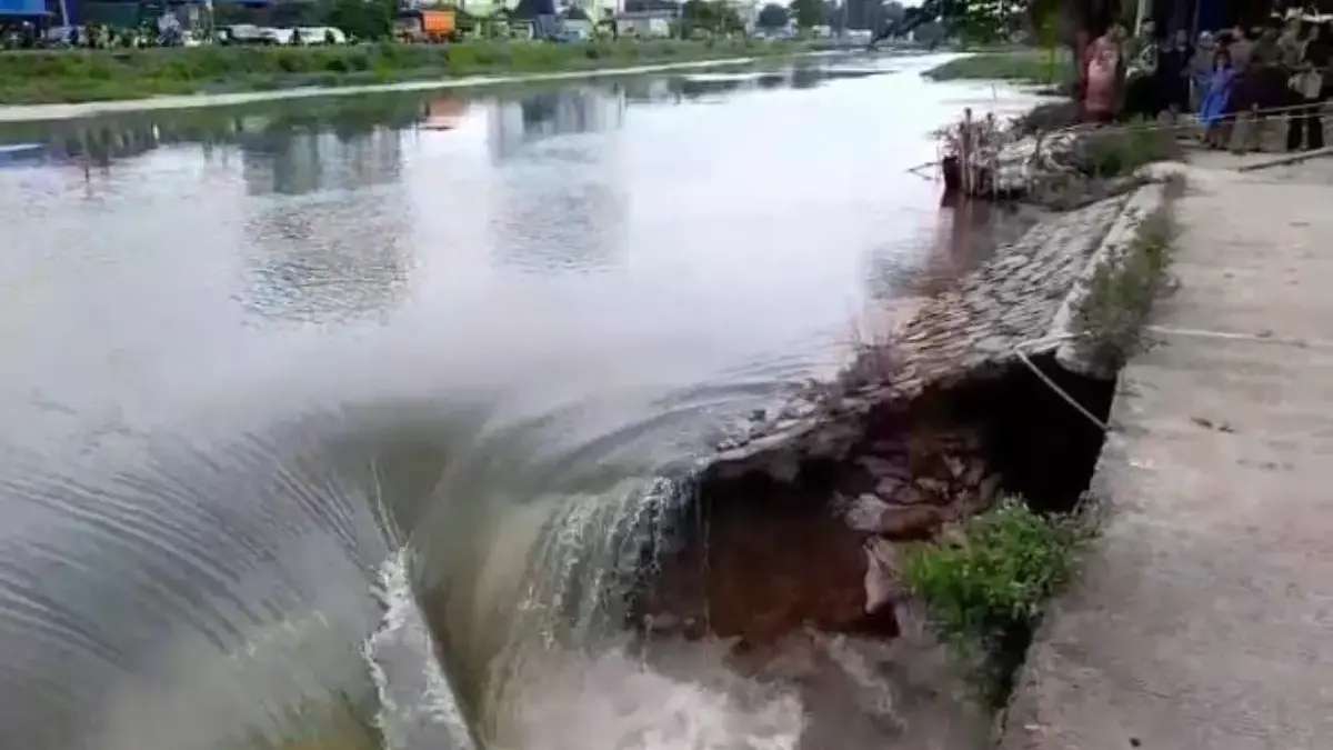 Tanggul Kalimalang Jebol