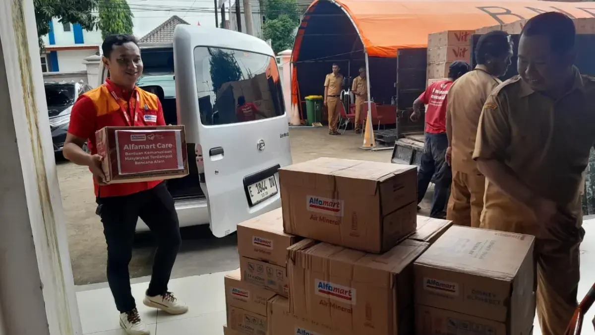 Alfamart bantu korban banjir di Karawang