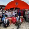 Bantu warga yang terdampak banjir di Kabupaten Karawang