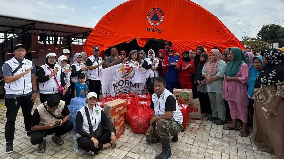 Bantu warga yang terdampak banjir di Kabupaten Karawang