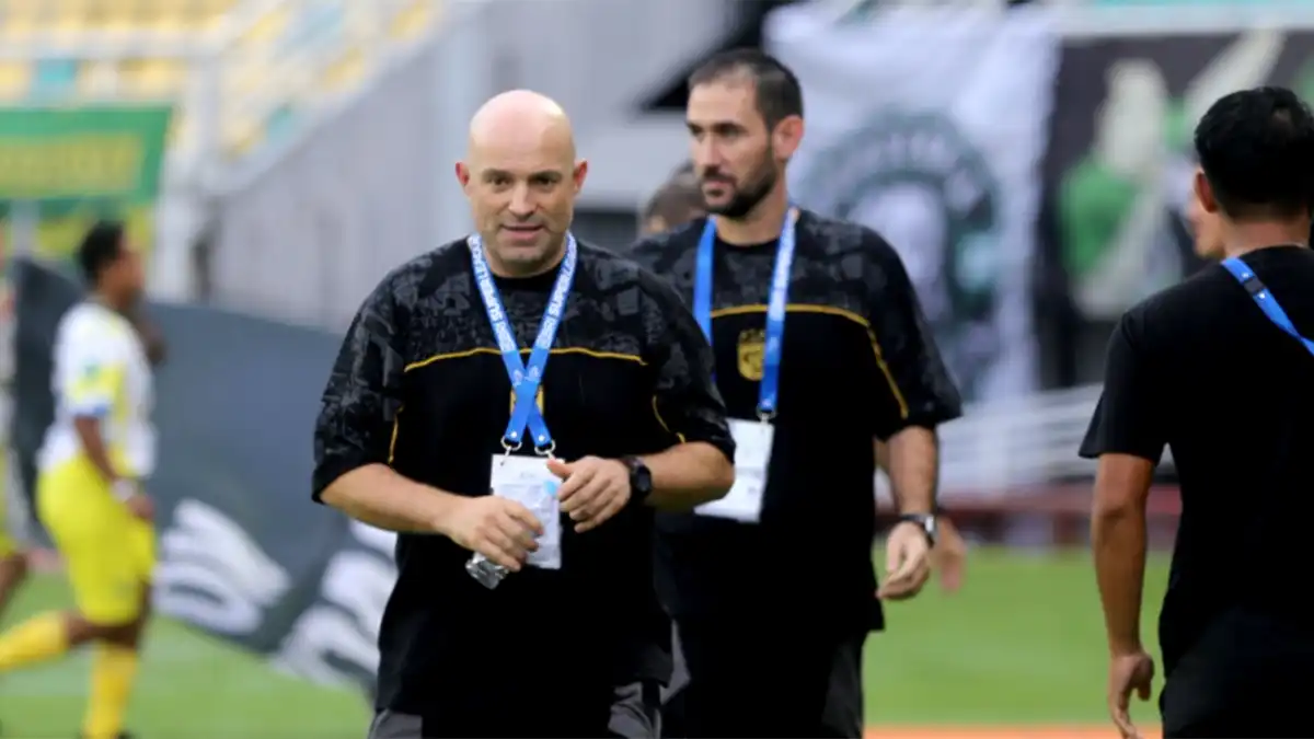 Tavares Awali Era di Persebaya dengan Kemenangan dan Pesan Keseimbangan Bernardo Tavares