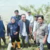 Wakil Ketua DPRD Kabupaten Karawang, Dian Fahrud Jaman saat meninjau banjir di Rengasdengklok