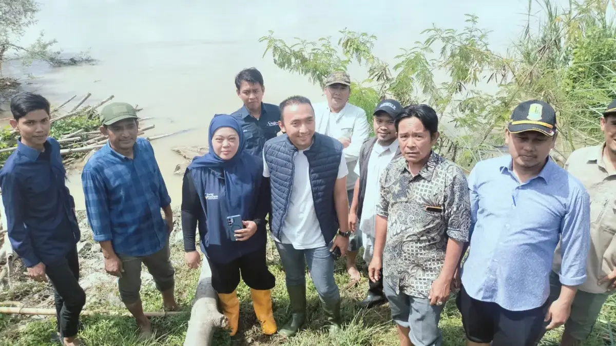 DPRD Karawang Serukan Normalisasi Sungai Citarum dan Perbaikan Drainase untuk Atasi Banjir Wakil Ketua DPRD Kabupaten Karawang, Dian Fahrud Jaman saat meninjau banjir di Rengasdengklok