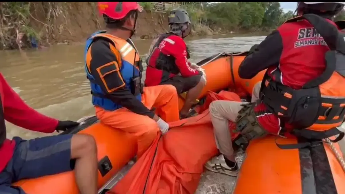 Tim SAR berhasil evakuasi korban pekerjaa perahu eret setelah sebelumnya tercebur