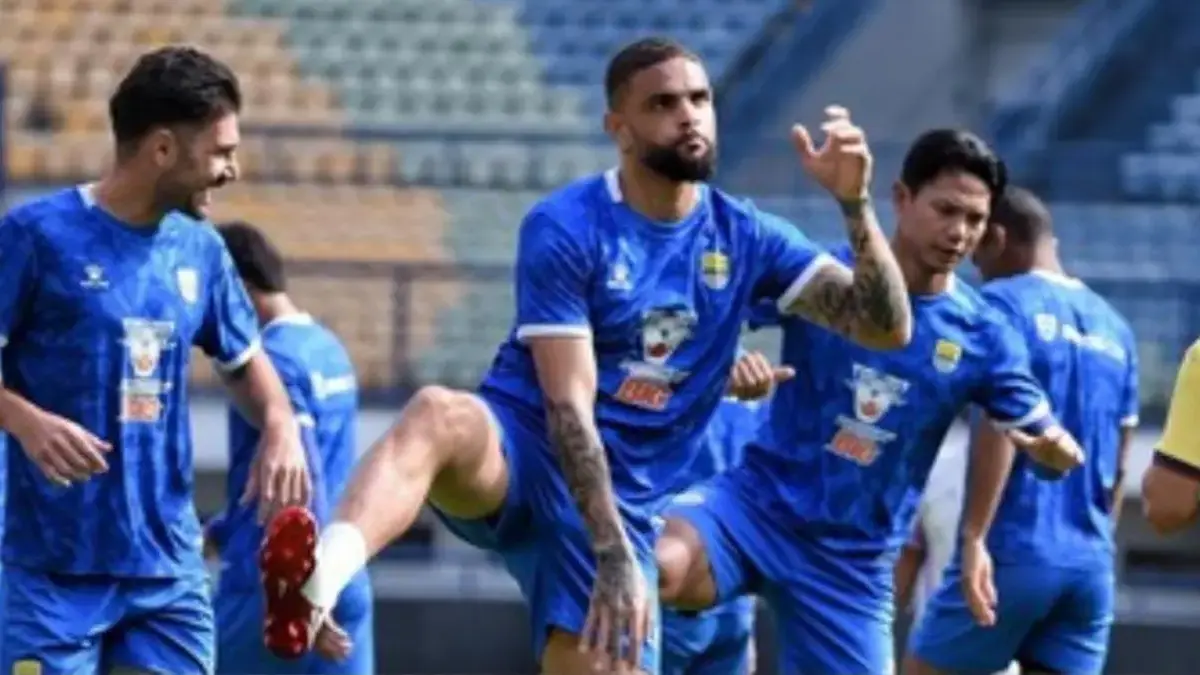 Putros, Kurzawa, dan Achmad Jufrianto sedang latihan persiapan melawan Malut United