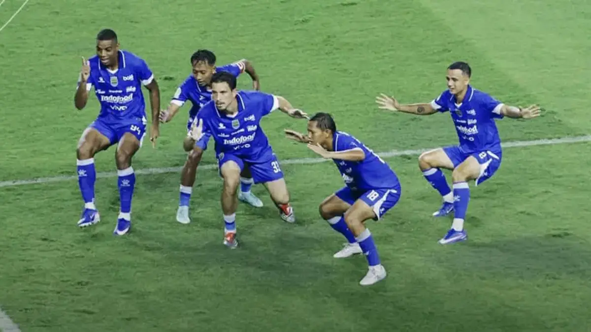 Babak Pertama: Penalti Thom Haye Bawa Persib Unggul 1-0 atas Malut United Selebrasi Thom Haye menjadi patung setelah mencetak gol penalti melawan Malut United