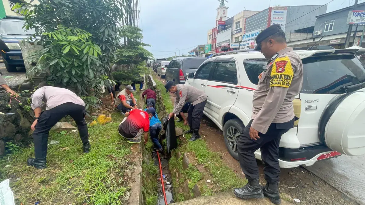 Polsek Cikarang Selatan membersihkan Pasar Serang sesuai arahan Presiden Prabowo menjaga kebersihan lingkungan