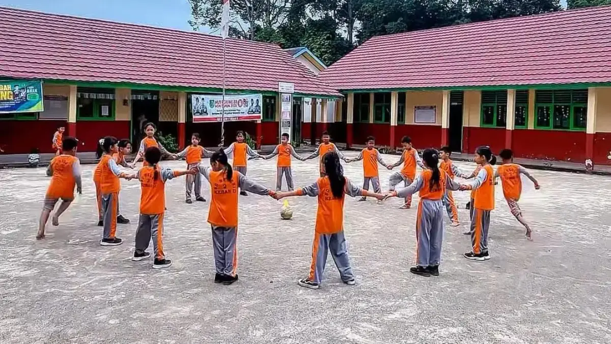Anak SD sedang pemandangan sebelum olahraga dimulai