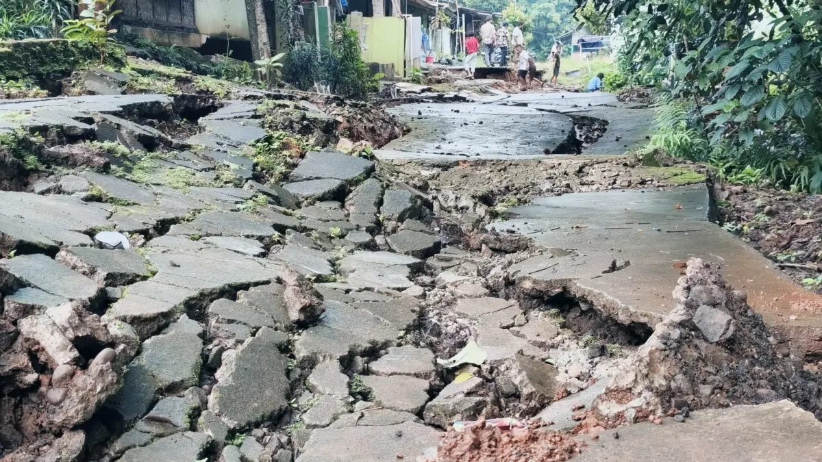 Infrastruktur hancur di Kabupaten Bekasi karena banjir ironisnya pembangunan jalan di akhir tahun
