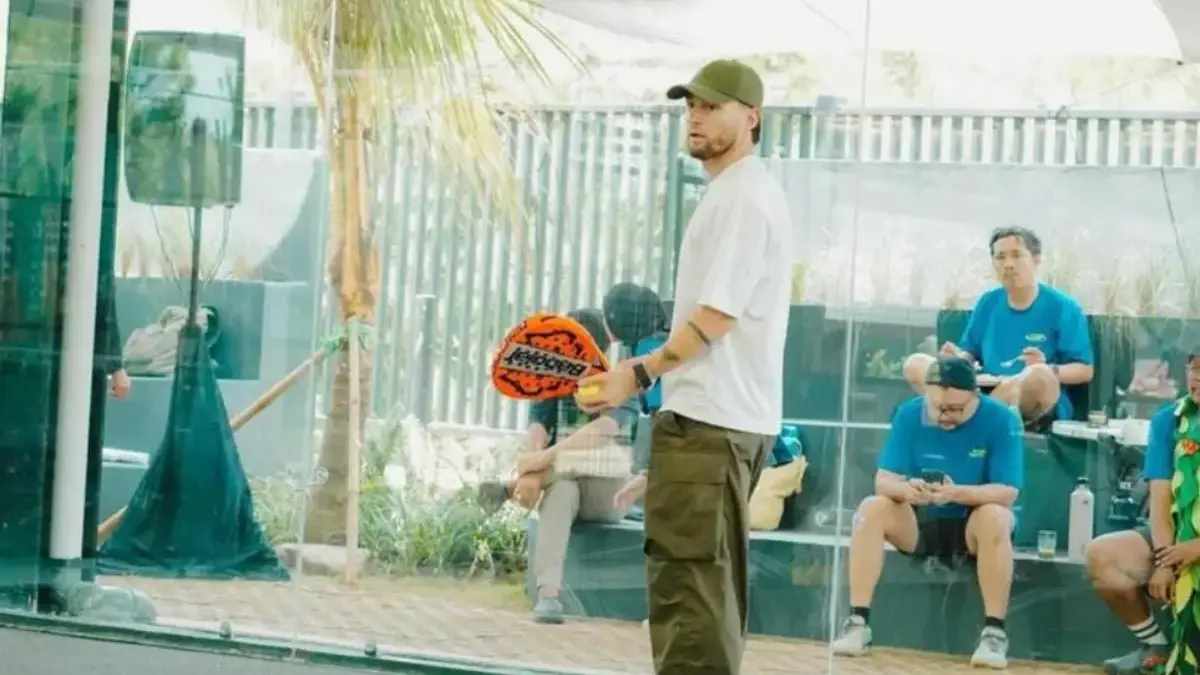 Marc Klok bermain padel di padel usaha sendiri