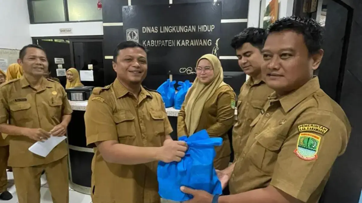 DLH Karawang Salurkan untuk Masyarakat yang terdampak banjir